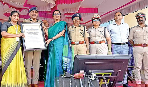 5,050 பெண் போலீஸார் நேற்று ஒரே நேரத்தில் ஒன்று கூடி பெண்கள் உதவி மைய எண் 1091, 181, குழந்தைகள் உதவி மைய எண் 1098 எண் வடிவங்கள் போன்று நிற்கும் நிகழ்ச்சியை  (உள்படம்) எழும்பூர் ராஜரத்தினம்
விளையாட்டு அரங்கில் நடத்தினர். இது உலக சாதனையாக அமைந்தது. இதற்கான சான்றிதழை வேர்ல்ட்
ரெக்கார்ட் யூனியன் அமைப்பின் நிர்வாக அதிகாரி ஷெரிபா, சென்னை காவல் ஆணையர் சந்தீப் ராய் ரத்தோரிடம் வழங்கினார். நிகழ்ச்சியில் தமிழ்நாடு சீருடை பணியாளர் தேர்வாணைய டிஜிபி சீமா அகர்வால் , கூடுதல் காவல் ஆணையர்கள் ஆர்.சுதாகர் , பி.கே .செந்தில் குமாரி உள்பட பலர் கலந்து கொண்டனர். 
| படம் : ம.பிரபு |