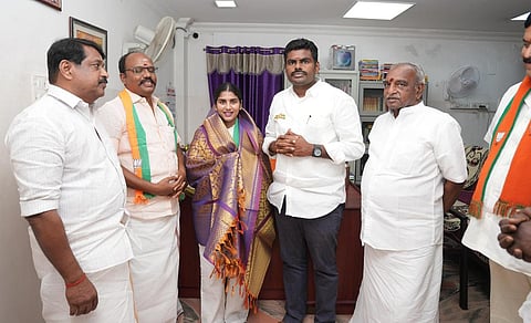 சாருபாலா தொண்டைமான் மகள் பாஜகவில் இணைந்தார்