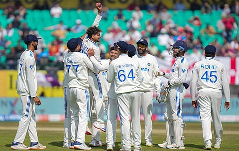 தரம்சாலா டெஸ்ட்: குல்தீப், அஸ்வினின் சுழல் மேஜிக்கில் 218 ரன்களில் சுருண்டது இங்கிலாந்து!