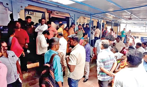 போதிய இடவசதியில்லாததால், ஓசூர் சார் பதிவாளர் அலுவலத்தில் பத்திரப் பதிவுக்காக காத்திருக்கும் பொதுமக்கள்.