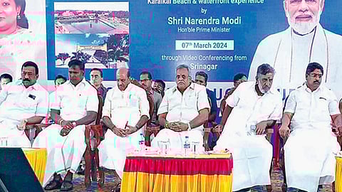 திருநள்ளாறு சனி பகவான் கோயில், காரைக்கால் கடற்கரை மேம்பாட்டு திட்டங்களை  பிரதமர் மோடி காணொலி வாயிலாக தொடங்கிவைத்த நிகழ்ச்சியில் பங்கேற்ற புதுச்சேரி சட்டப்பேரவைத் தலைவர் ஆர்.செல்வம் மற்றும் அமைச்சர்கள் உள்ளிட்டோர்.படம்: வீ.தமிழன்பன்