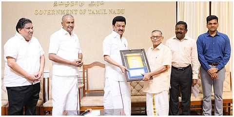 மூத்த பத்திரிகையாளர் வி.என்.சாமிக்கு கலைஞர் எழுதுகோல் விருதினை முதல்வர் ஸ்டாலின் வழங்கினார். 