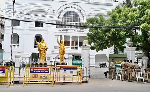 அதிமுக சார்பில் தேர்தல் ஆவணங்களில் அவைத் தலைவர் கையெழுத்திட உத்தரவிட வேண்டும்: தேர்தல் ஆணையத்தில் கட்சி உறுப்பினர்கள் மனு