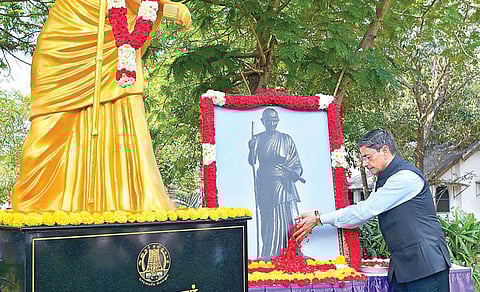 உலக மகளிர் தினத்தையொட்டி, சென்னை ராஜ்பவனில் அமைந்துள்ள அவ்வையாரின் சிலைக்கு அருகில் வைக்கப் பட்டிருந்த படத்துக்கு ஆளுநர் ஆர்.என்.ரவி மலர்தூவி மரியாதை செலுத்தினார்.