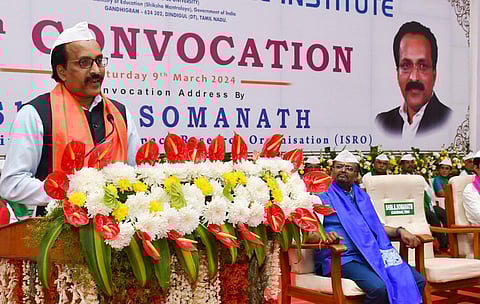 திண்டுக்கல் அருகே காந்திகிராமத்தில் உள்ள காந்திகிராம கிராமிய பல்கலை. பட்டமளிப்பு விழாவில் பேசிய இஸ்ரோ தலைவர் எம்.சோமநாத்.