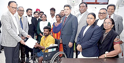 சென்னை உயர் நீதிமன்றத்தில் நடந்த தேசிய லோக் - அதாலத்தில், வாகன
விபத்து ஒன்றில் கால்களை இழந்த மனுதாரருக்கு ரூ.80.10 லட்சம்
இழப்பீட்டுத் தொகைக்கான உத்தரவை உயர் நீதிமன்ற தலைமை நீதிபதி
எஸ்.வி.கங்காபுர்வாலா வழங்கினார். உடன், உயர் நீதிமன்ற நீதிபதிகள்
எஸ்.எஸ்.சுந்தர், ஆர்.எம்.டி.டீக்காராமன், பி.பி.பாலாஜி உள்ளிட்டோர்