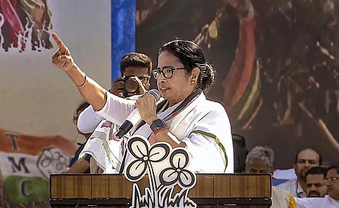 பொதுக்கூட்டத்தில் உரை நிகழ்த்தும் மம்தா பானர்ஜி