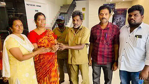 சேலம் சூரமங்கலத்தில் உள்ள திரையரங்கில் தொலைந்து போன குழந்தையின் தங்க காப்பை, குப்பையில் இருந்து தேடி கண்டெடுத்து, உரியவர்களிடம் ஒப்படைத்த மாநகராட்சி ஒப்பந்த  தூய்மை பணியாளர்கள்.