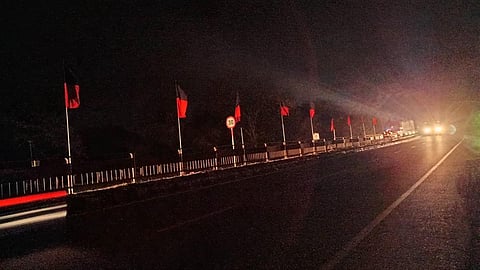 முதல்வர் வருகை: ஆபத்தான முறையில் கொடி நடும் பணியில் தொழிலாளர்கள் @ தருமபுரி