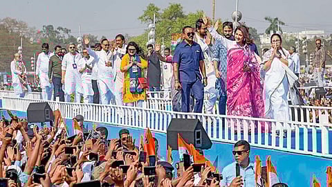 மேற்கு வங்க மாநிலம் கொல்கத்தாவில் நேற்று நடந்த திரிணமூல் காங்கிரஸ் பொதுக்கூட்டத்தில், மக்களவைத் தேர்தலில் போட்டியிடும் வேட்பாளர்களை கட்சித் தலைவர் மம்தா பானர்ஜி அறிமுகம் செய்தார்.