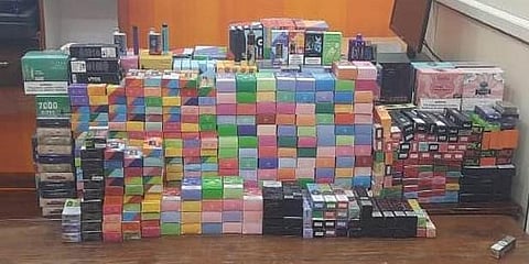 சென்னை பர்மா பஜார் கடைகளில் இருந்து இ-சிகரெட்டுகளை போலீஸார் பறிமுதல் செய்தனர்.