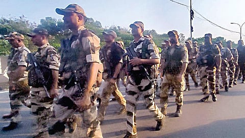 மக்களவைத் தேர்தல் பாதுகாப்பு பணியில் ஈடுபடுவதற்காக சென்னை வந்துள்ள துணை ராணுவப்படையினர், சென்னை போலீஸாருடன் இணைந்து துப்பாக்கி ஏந்தியபடி அணிவகுப்பு நடத்தினர்