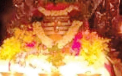 அவிநாசிலிங்கேஸ்வரர் மீது நேற்று காலை அபூர்வ நிகழ்வாக விழுந்த சூரிய ஒளி.