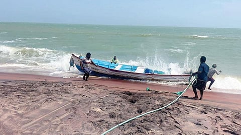 கூட்டப்புளி, கூடுதாழை, தோமையார்புரம் கிராமங்களில் கடலரிப்பால் இடம்பெயரும் மீனவர்கள்