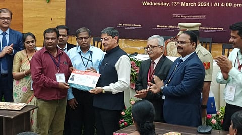 திருப்பூர் மாவட்ட ஆட்சியர் அலுவலகத்தில் இன்று நடந்த சுராஜ் போர்ட்டல் தொடக்க விழா நிகழ்வில் பயனாளிகளுக்கு நலத்திட்டங்கள் வழங்கிய தமிழ்நாடு ஆளுநர் ஆர்.என்.ரவி உள்ளிட்டோர் | படங்கள்: இரா.கார்த்திகேயன்.