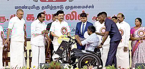 பொள்ளாச்சியில் நடந்த அரசு விழாவில் பயனாளிகளுக்கு நலத்திட்ட உதவிகளை முதல்வர் மு.க.ஸ்டாலின் வழங்கினார். உடன், அமைச்சர்கள், மக்களவை உறுப்பினர்கள், அரசு அதிகாரிகள் உள்ளிட்டோர்.படம்: ஜெ.மனோகரன்.