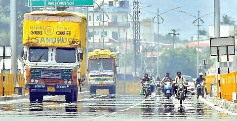 வேலூரில் நேற்று சுட்டெரித்த 101.5 டிகிரி வெயிலின் தாக்கத்தால் சென்னை-பெங்களூரு தேசிய நெடுஞ்சாலையில் அனல் காற்றுடன் தென்பட்ட கானல் நீர்.          இடம். வேலூர் அடுத்த புதுவசூர்.படம்: வி.எம்.மணிநாதன்.