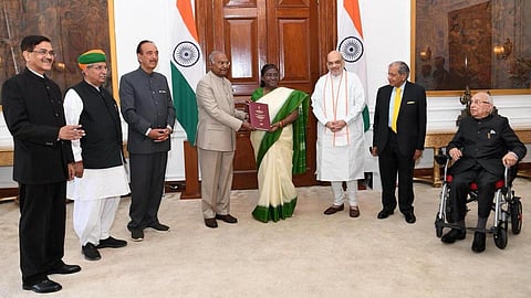 ‘ஒரே நாடு, ஒரே தேர்தல்’ குறித்த அறிக்கையை தாக்கல் செய்வதற்காக டெல்லியில் குடியரசுத் தலைவர் திரவுபதி முர்முவை உயர்நிலைக் குழு தலைவர் ராம்நாத் கோவிந்த் நேற்று சந்தித்தார். உடன், மத்திய உள்துறை அமைச்சர் அமித் ஷா மற்றும் பிரதிநிதிகள்