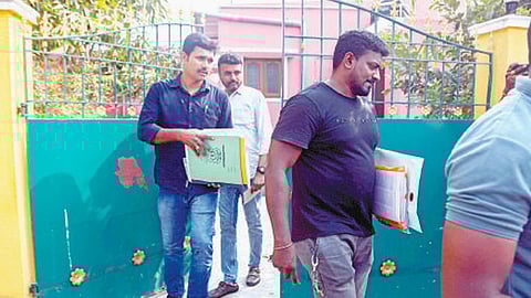 போதைப் பொருள் கடத்தல் வழக்கில் கைது செய்யப்பட்டுள்ள ஜாபர் சாதிக்கின் சென்னை பெருங்குடி, கிடங்கில் மத்திய போதைப் பொருள் தடுப்பு பிரிவினர் நேற்று சோதனையில் ஈடுபட்டனர்.