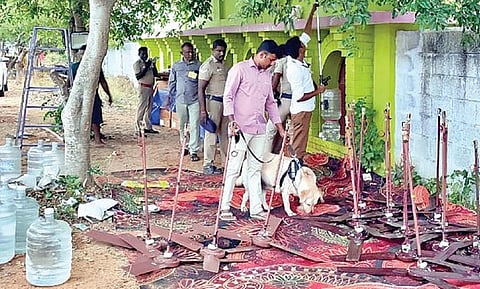 கன்னியகுமரியில் பிரதமர் மோடி இன்று பேசும் பொதுக்கூட்ட மைதானம் அமைந்துள்ள அகஸ்தீஸ்வரம்  விவேகானந்தா கல்லூரி வளாக பகுதியில் மோப்ப நாய் உதவியுடன் வெடிகுண்டு நிபுணர்கள் நேற்று மாலை சோதனை நடத்தினர்.