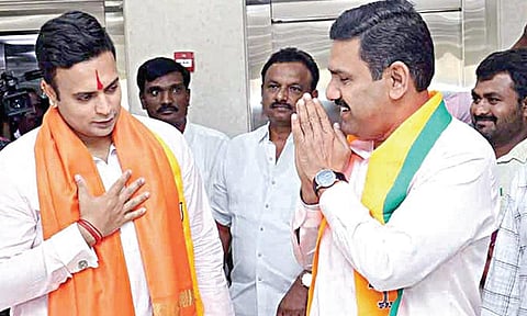 பாஜக தலைவர் விஜயேந்திராவுடன் மைசூரு மகாராஜா யதுவீர் கிருஷ்ணதத்த உடையார்.