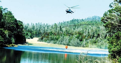 குன்னூர் பாரஸ்ட் டேல் பகுதியில் காட்டுத் தீயை அணைக்க ரேலியா அணையிலிருந்து ஹெலிகாப்டர் மூலமாக பெரிய குவளையில் தண்ணீர் எடுக்கப்பட்டது.