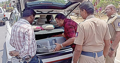 மேட்டூரை அடுத்த காரைக்காடு சோதனைச் சாவடியில் வாகன சோதனையில் ஈடுபட்ட தமிழக போலீஸார்.