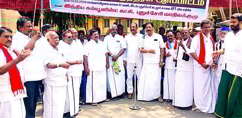 புதுச்சேரியில் பஞ்சாலைகளை பயன்படுத்தி ஜவுளி பூங்கா அமைத்திட ஆளுநர் பாஜக - என்.ஆர். காங்கிரஸ் அரசை வலியறுத்தி தொழிலாளர் பெருந்திரள் ஆர்ப்பாட்டத்தில் கலந்துகொண்ட இண்டியா கூட்டணி கட்சியினர்.