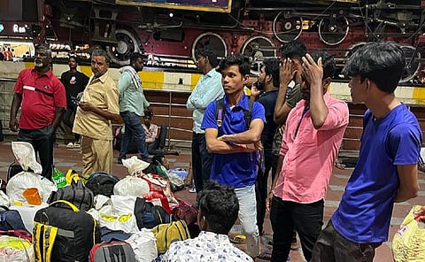ஹோலி பண்டிகை கொண்டாட சொந்த ஊர்களுக்கு குழுவாக கோவை ரயில் நிலையத்தில் இருந்து நேற்று புறப்பட்ட வடமாநில தொழிலாளர்கள். | படம்: ஜெ.மனோகரன்