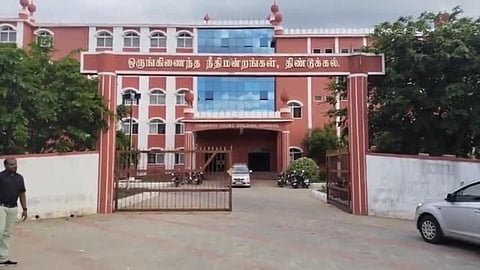 நீதிமன்ற மாடியில் இருந்து குதித்த விசாரணை கைதி உயிரிழப்பு @ திண்டுக்கல்