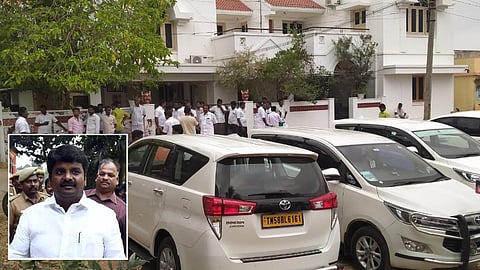 முன்னாள் அமைச்சர் விஜயபாஸ்கரின் அமலாக்கத் துறை அதிகாரிகள் நேற்று சோதனை நடத்தியபோது வீட்டின் முன் திரண்டிருந்த கட்சியினர். உள்படம்: விஜயபாஸ்கர்