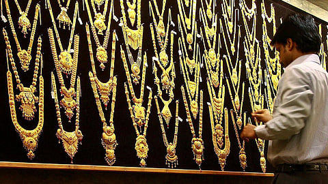 தங்கம் ஒரு பவுன் ரூ.49,880-க்கு விற்பனை: விரைவில் ரூ.50 ஆயிரத்தை தாண்டும் என கணிப்பு