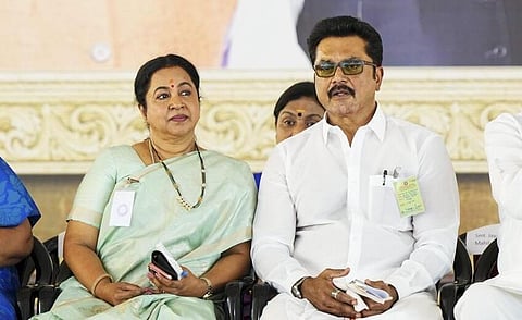 ராதிகா கணவர் சரத்குமாருடன்