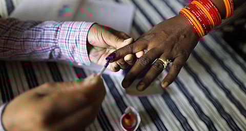 தேர்தல் நாளில் பணியாளர்கள் வாக்களித்ததற்கான சான்றை சமர்ப்பிக்க உத்தரவிட உயர் நீதிமன்றம் மறுப்பு