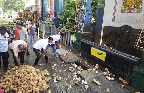 தேர்தலில் வெல்ல மணக்குள விநாயகர் கோயிலில் சிதறு தேங்காய்களை உடைத்த காங்கிரஸார்.