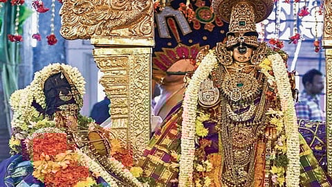 கமலவல்லி நாச்சியாருடன் சேர்த்தி சேவையில் பக்தர்களுக்கு சேவை சாதித்த நம்பெருமாள். படம்: ர.செல்வமுத்துகுமார்