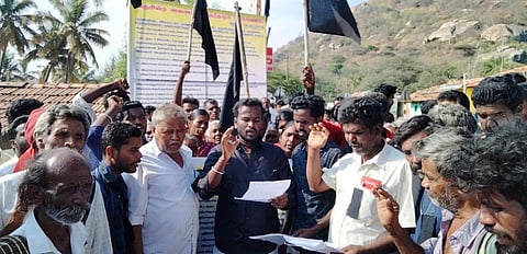 குந்துக்கோட்டை பேருந்து நிறுத்தத்தில் பட்டா உள்ளிட்ட அடிப்படை தேவைகளை  நிறைவேற்றக்கோரி கிராம மக்கள்  தேர்தலை புறக்கணிப்பதாக  பேனர் வைத்து கருப்பு கொடிஏந்தி ஆர்ப்பாட்டம் செய்தனர்.