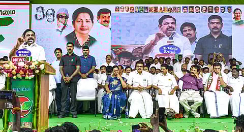 திருச்சி நவலூர்குட்டப்பட் டில் நேற்று நடைபெற்ற அதிமுக கூட்டணி வேட்பாளர்கள் அறிமுக பிரச்சார கூட்டத் தில் அதிமுக பொதுச் செயலாளர் பழனிசாமி பேசினார். உடன் , பிரேமலதா, கிருஷ்ணசாமி, நெல்லை முபாரக் உள்ளிட்ட கூட்டணி கட்சி தலைவர்கள் , நிர்வாகிகள். படம்: ர.செல்வமுத்துகுமார்