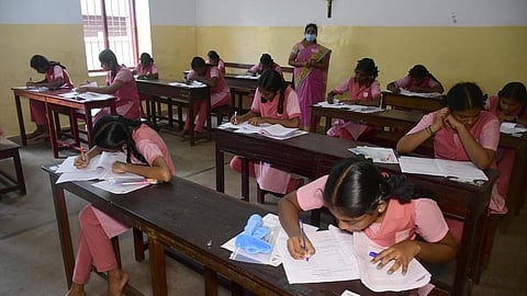 10-ம் வகுப்பு பொது தேர்வு நாளை தொடங்குகிறது: 9.38 லட்சம் பேர் எழுதுகின்றனர்