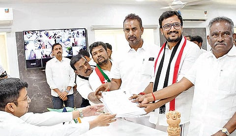 கோவை மக்களவை தொகுதி அதிமுக வேட்பாளர் சிங்கை ஜி.ராமச்சந்திரன் நேற்று மாவட்ட ஆட்சியரும், தேர்தல் அலுவ ருமான கிராந்திகுமார் பாடியிடம் வேட்புமனு தாக்கல் செய்தார். அருகில் அதிமுக கொறடா எஸ்.பி.வே லுமணி, எம்எல்ஏ அம்மன் கே.அர்ச்சுணன் உள்ளிட்டோர்.  
| படங்கள்: ஜெ.மனோகரன் |