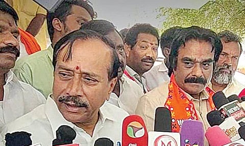 சிவகங்கையில் செய்தியாளர்களிடம் பேசிய பாஜக மூத்த தலைவர் ஹெச்.ராஜா. அருகில், வேட்பாளர் தேவநாதன்.