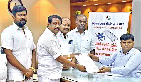 திருநெல்வேலி தொகுதி பாஜக வேட்பாளர் நயினார் நாகேந்திரன் வேட்புமனு தாக்கல் செய்தார். 
| படம்: மு.லெட்சுமி அருண் |