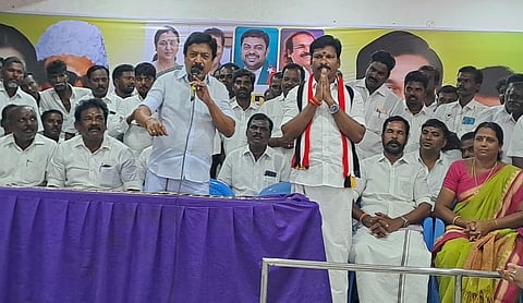 விக்கிரவாண்டி அருகே பனையபுரத்தில் அதிமுக வேட்பாளர் பாக்கியராஜை ஆதரித்து முன்னாள் அமைச்சர் சி.வி.சண்முகம் உரையாற்றினார்.