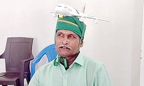 தலையில் பொம்மை விமானத்துடன் வந்து வேட்பு மனு தாக்கல் செய்த தமிழக முற்போக்கு மக்கள் கட்சி வேட்பாளர்.