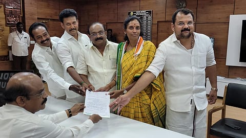 அமைச்சர்கள் சக்கரபாணி, அன்பில் மகேஷ் பொய்யாமொழி மற்றும் கரூர் தொகுதி தேர்தல் பொறுப்பாளர் அப்துல்லா எம்.பி ஆகியோருடன் சென்று, கரூர் மாவட்ட தேர்தல் நடத்தும் அலுவலர் தங்கவேலிடம் ஜோதிமணி தனது வேட்பு மனுவை தாக்கல் செய்தார்.