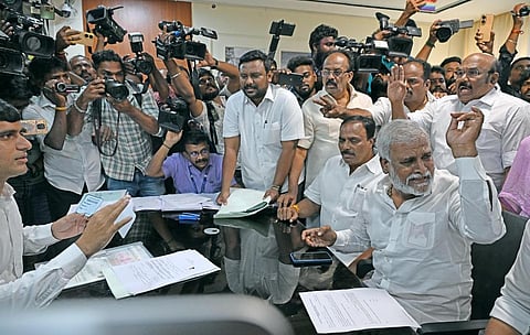 வடசென்னையில் வேட்புமனு தாக்கலின்போது வாக்குவாதம்; அமைச்சர் சேகர் பாபு மீது அதிமுக வேட்பாளர் புகார்