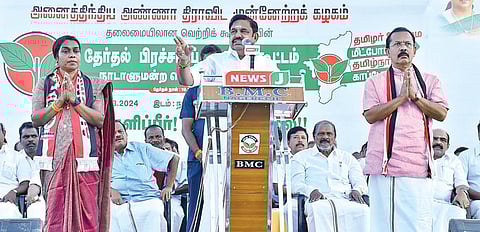 நாகர்கோவிலில் நேற்று நடைபெற்ற அதிமுக பொதுக் கூட்டத்தில், குமரி மக்களவைத் தொகுதி வேட்பாளர் பசிலியான் நசரேன், விளவங்கோடு சட்டப்பேரவைத் தொகுதி இடைத்தேர்தல் வேட்பாளர் ராணி ஆகியோரை ஆதரித்துப் பேசினார் எதிர்க்கட்சித் தலைவர் பழனிசாமி. படம்: மு.லெட்சுமி அருண்