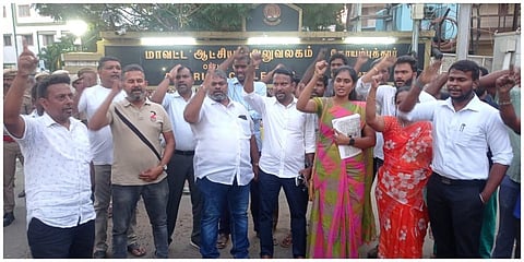 பாஜக வேட்பாளர் அண்ணாமலை வேட்புமனு ஏற்கப்பட்டதைக் கண்டித்து கோவை மாவட்ட ஆட்சியர் அலுவலகம் முன்பு நாம் தமிழர் கட்சியினர் ஆர்ப்பாட்டத்தில் ஈடுபட்டனர்.  | படம்:ஜெ.மனோகரன்