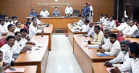 மக்களவைத் தேர்தலில் வடசென்னை தொகுதியில் போட்டியிடுவதற்காக வேட்பு மனு தாக்கல் செய்தவர்களின் மனுக்கள் ராயபுரம் மண்டல அலுவலகத்தில் நேற்று பரிசீலனை செய்யப்பட்டது. இதில் திமுக, அதிமுக மற்றும் சுயேச்சை வேட்பாளர்கள் பங்கேற்றனர் . 
| படம்: எஸ்.சத்தியசீலன் |