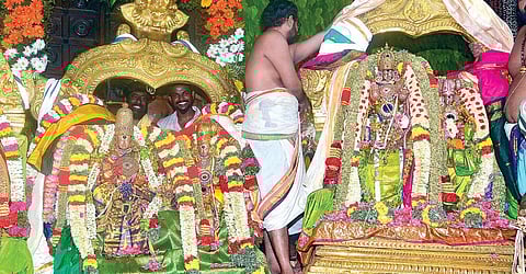 திருப்பரங்குன்றத்தில் நேற்று நடைபெற்ற சுப்பிரமணிய சுவாமி-தெய்வானை திருக்கல்யாண உற்சவத்தில் எழுந்தருளிய மீனாட்சி அம்மன், சுந்தரேசுவரர். படம்: எஸ்.கிருஷ்ணமூர்த்தி